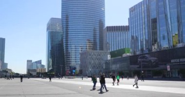 Paris, Fransa - 26 Eylül 2018: Bazı insanlar La savunma bölgesinde, yeni şehir merkezinde Paris yürüyor