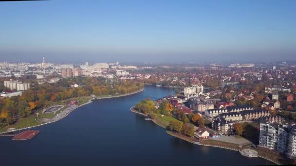 Widok Lotu Ptaka Jeziora Górnego Kaliningradzie Jesienią — Wideo stockowe