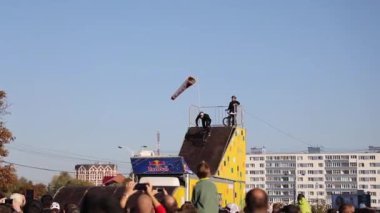 Kaliningrad, Rusya Federasyonu - 06 Ekim 2018: Bmx sürücüsü Kaliningrad aşırı spor ve müzik açık Festival boyunca rampa atlıyor