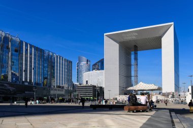 Paris, Fransa - 26 Eylül 2018: Bazı insanlar La savunma bölgesinde, yeni şehir merkezinde Paris yürüyor