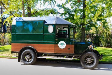 Paris, Fransa - 26 Eylül 2018: Gezici eğlence parkı Jardin D'Acclimatation içinde park edilmiş eski bir araba içinde kapalı café