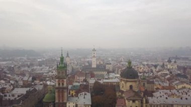 Anteni: Lviv Sisli havalarda Cityscape