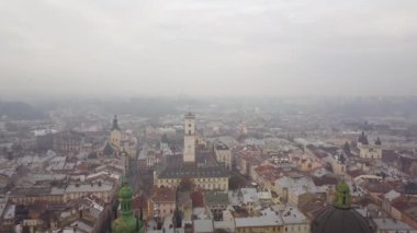 Anteni: Lviv Sisli havalarda Cityscape