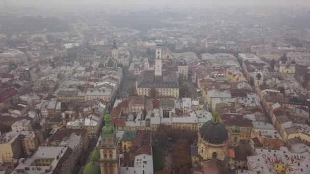 Κεραία Cityscape Της Lviv Στον Ομιχλώδη Καιρό — Αρχείο Βίντεο