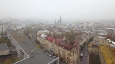 Köşedeki ev havadan görünümü arka planda Olha Kilisesi ve Elizabeth Lviv, Ukrayna