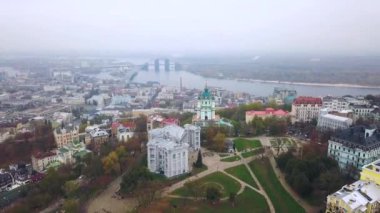 Anteni: Saint Andrew's Church Kiyv, yağmurlu hava