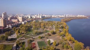 Anteni: Obolonska Quay, Obolon bölgesinde Kiyv, sonbahar