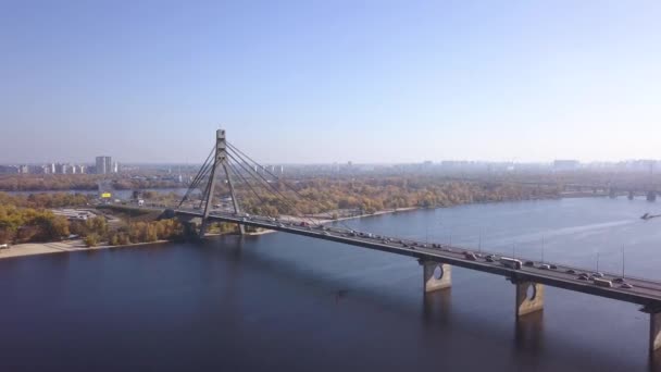 Aéreo Tráfego Ponte Pivnichniy Kiyv Hora Outono — Vídeo de Stock