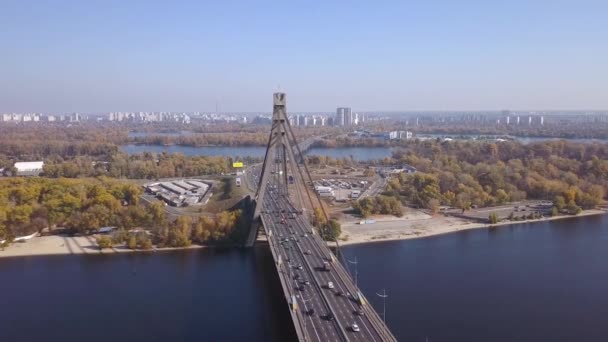 Aérien : Trafic sur le pont Pivnichniy à Kiyv, heure d'automne 