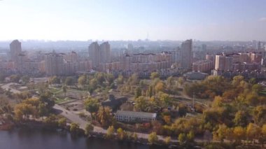 Anteni: Obolonska Quay, Obolon bölgesinde Kiyv, sonbahar