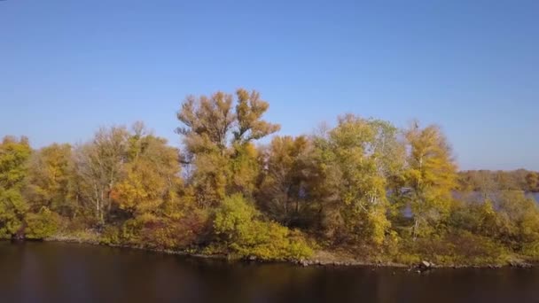 Obolon Kiyv 秋の時間にドニプロ川の航空写真 — ストック動画