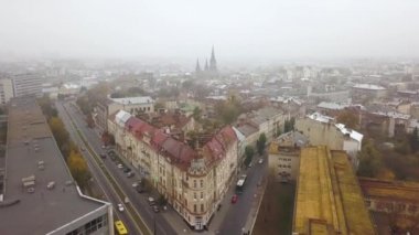 Köşedeki ev havadan görünümü arka planda Olha Kilisesi ve Elizabeth Lviv, Ukrayna