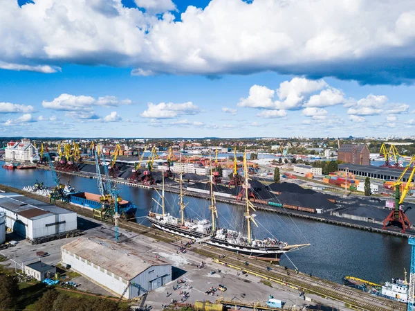 俄罗斯 加里宁格勒 2018年9月29日 桅三桅帆船 Kruzenshtern 在加里宁格勒港的鸟瞰图 — 图库照片