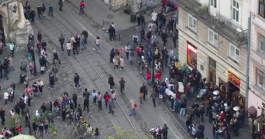 Lviv, Ukrayna - 20 Ekim 2018: İnsan kalabalığı yürüme pazar meydanında kule City Hall dan göster