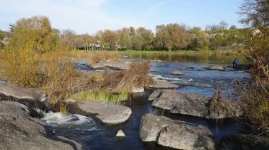 Ros nehir balıkçı sonbaharda arka plan üzerinde