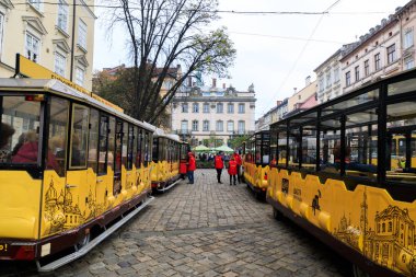 Lviv, Ukrayna - 19 Ekim 2018: Reklam personel turistik şehir trenler arasında turizm sektörünün