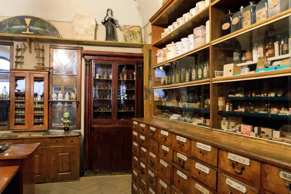 リヴィウ ウクライナ 2018 薬局博物館 この薬局での展覧会は 1735 年に設立された それはリヴィウ市で最古の薬局 ロイヤリティフリーのストック画像