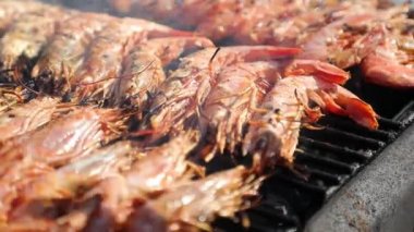 Taze karides langoustines ızgara açık havada hazırlanıyor