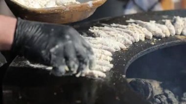 Smelt balık ızgara açık havada hazırlanıyor