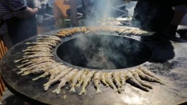 Smelt balık ızgara açık havada hazırlanıyor