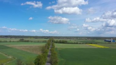 İlkbaharda ülke yolu üzerinde uçmak