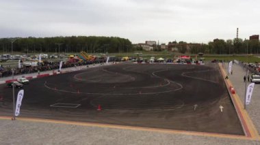 Kaliningrad, Rusya - 12 Mayıs 2019: Lal-auto yarışması sırasında drifting arabalar, yukarıdan görünüm