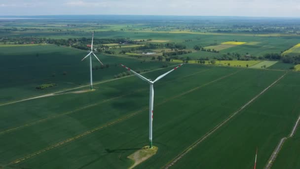 Vindkraftverken Jordbruksområdet — Stockvideo