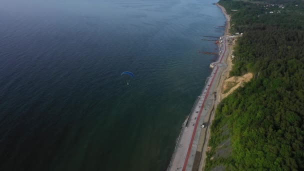 Aérien Parapente Survole Promenade Dans Station Balnéaire Svetlogorsk Russie — Video