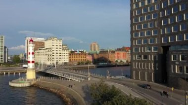 Malmö limanında deniz feneri ve köprü, İsveçli, yukarıdan görünümü