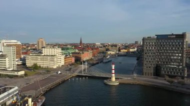 Malmö, İsveç - 13 Temmuz 2019: Şehrin limanında deniz feneri ve köprü havadan görünümü, akşam saati