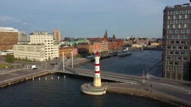 Malmö, İsveç - 13 Temmuz 2019: Şehrin limanında deniz feneri ve köprü havadan görünümü, akşam saati