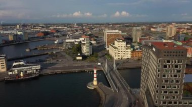 Malmö, İsveç - 13 Temmuz 2019: Şehrin limanında deniz feneri ve köprü havadan görünümü, akşam saati