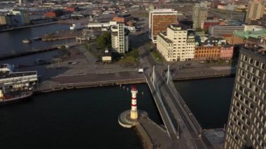 Malmö limanında deniz feneri ve köprü, İsveçli, yukarıdan görünümü