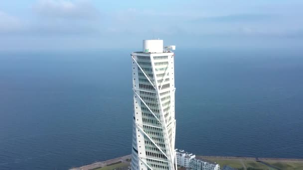 マルモ スウェーデンのターニングトルソ超高層ビルの航空写真 — ストック動画