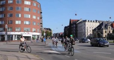 Kopenhag, Danimarka - 12 Temmuz 2019: Sabah saatlerinde sokakta bisikletçi trafiği