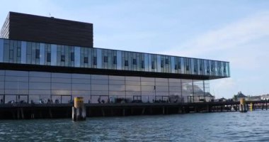 Kopenhag, Danimarka - 12 Temmuz 2019: Birçok turist Danimarka Kraliyet Oyun Evi'nin gezinti yolunda dinleniyor