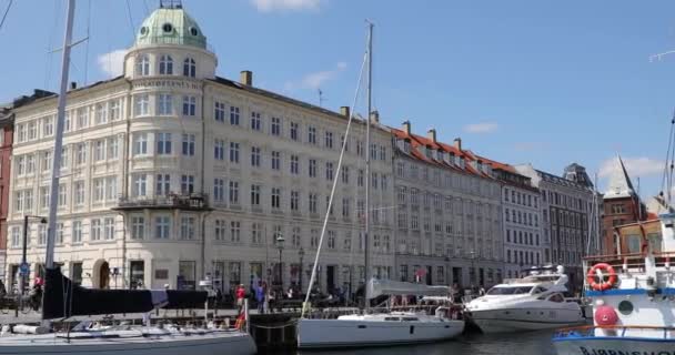 Copenhague Dinamarca Julio 2019 Los Yates Amarrados Largo Del Canal — Vídeo de stock