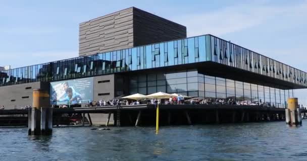 Copenhague Dinamarca Julio 2019 Muchos Turistas Descansan Paseo Marítimo Royal — Vídeo de stock