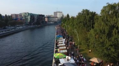 Kaliningrad, Rusya - 31 Ağustos 2019: Avrupa sokak gıda festivalinde insan kalabalığı, drone görünümü