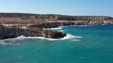 Akdeniz adasının taşlı kıyıları, insansız hava aracından görüş, yavaş çekim.