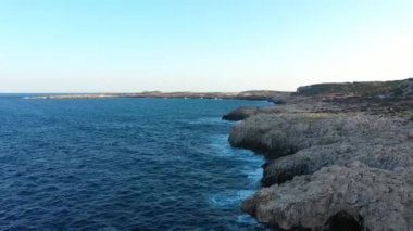 Akdeniz adasının taşlı kıyıları, insansız hava aracı manzaralı.