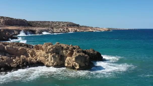 Costa Pedregosa Isla Mediterránea Vista Desde Dron Cámara Lenta — Vídeo de stock