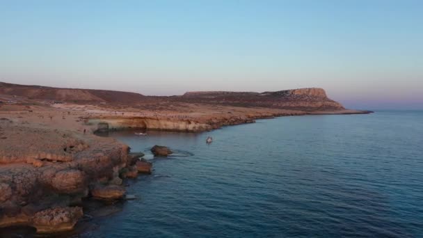 Menschenmassen Steinigen Ufer Meereshöhlen Auf Zypern Blick Von Oben — Stockvideo