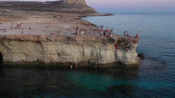 Mannen Hoppar Havet Från Klippan Uppifrån Slow Motion — Stockvideo