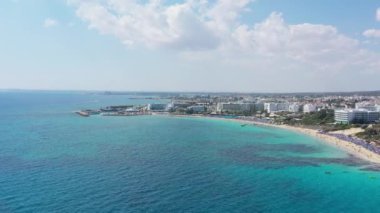 Ayia Napa tatil beldesi Kıbrıs 'taki plajın havadan görüntüsü