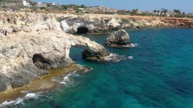 Kıbrıs Rum Kesimi 'nin Ayia Napa kentindeki aşk köprüsünün havadan görünüşü