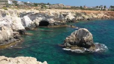 Kıbrıs 'ın Ayia Napa tatil beldesinde deniz mağaraları, insansız hava aracı manzarası
