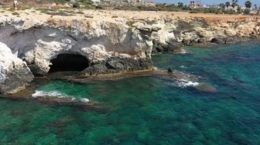 Kıbrıs 'ın Ayia Napa tatil beldesinde deniz mağaraları, insansız hava aracı manzarası