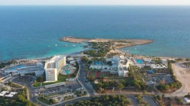 Ayia Napa, Kıbrıs - 23 Eylül 2019: Güneşli bir günde Makronissos sahilindeki otellerin havadan görünüşü