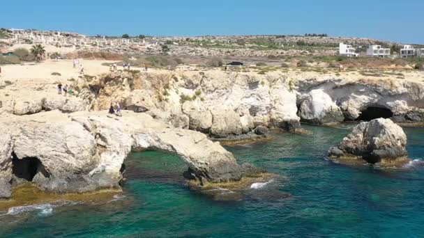 Kıbrıs Rum Kesimi Nin Ayia Napa Kentindeki Aşk Köprüsünün Havadan — Stok video